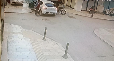 Otomobil ile motosikletin çarpışma anı kamerada
