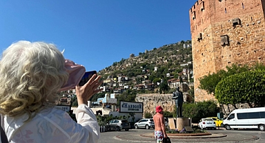 Akdeniz'in encisi Alanya'ya dev kruvaziyer çıkarması! İngiliz turistler şehri keşfediyor!