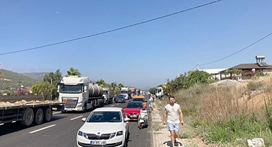 Gazipaşa'da ilginç kaza! Açık damperli kamyon EDS direğini devirdi, yol kapandı