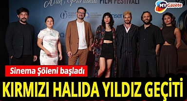 Altın Portakal'ın kırmızı halısı yıldızlar geçidine sahne oldu