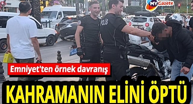 Antalya'da dolmuş durağında ilginç anlar! Baygın sanılan adam kahramanın elini öptü