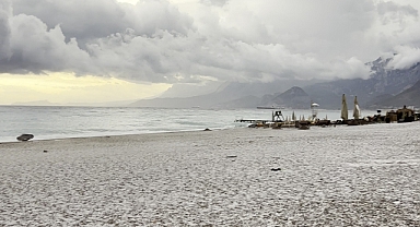 Antalya'da fırtına ve dolu kabusu! Konyaaltı sahili beyaza büründü...