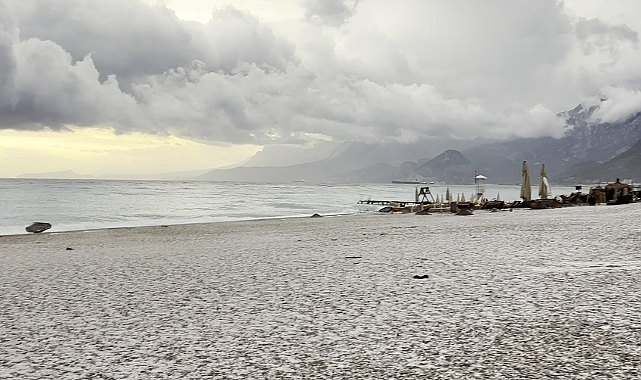 Antalya'da fırtına ve dolu kabusu! Konyaaltı sahili beyaza büründü...