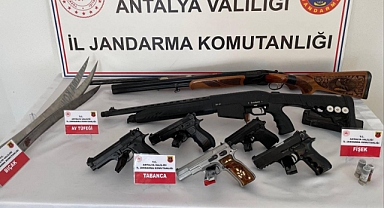 Antalya Jandarması'ndan nokta atışı! 10 şüpheli ruhsatsız silahlarla yakalandı
