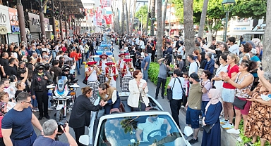 Antalya kortejinde halk akını! Sanatçıları görmek için sokaklar tıka basa doldu