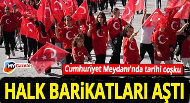 Cumhuriyet coşkusu Antalya'yı sardı! 102. yıl törenlerinde bariyerler kalktı, halk meydana aktı