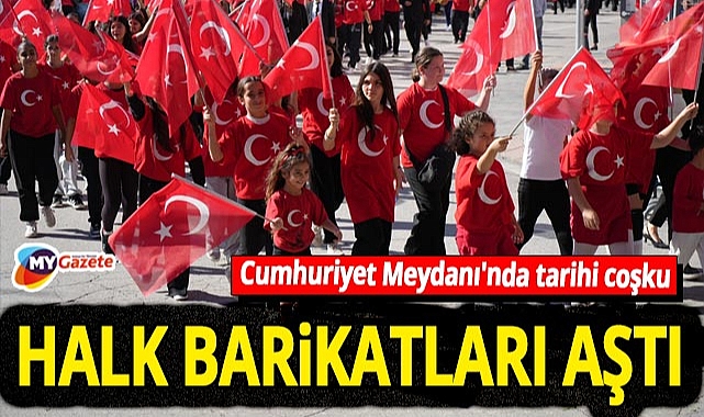 Cumhuriyet coşkusu Antalya'yı sardı! 102. yıl törenlerinde bariyerler kalktı, halk meydana aktı