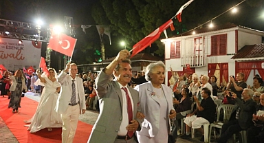 Kepez'de 60 yaş üstü öğrenciler ve huzurevi sakinleri podyuma çıktı