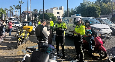 Alanya'da sürücülere önce ceza kestiler sonra kask hediye ettiler