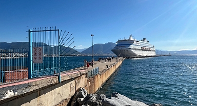 Alanya Limanı'nda kruvaziyer coşkusu! Dev gemi 'Astoria Grande' 616 Rus turist getirdi