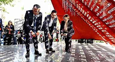 Muratpaşa’da 25 Kasım’da anlamlı tören! Al Yazma Anıtı’na karanfiller bırakıldı