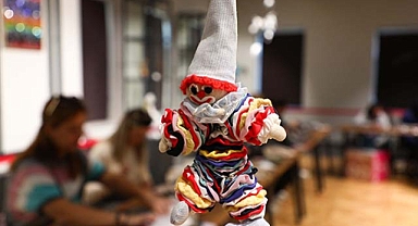 Atık kumaşlar yılbaşı maskotuna dönüştü! Antalya’da renkli ve sıfır atık odaklı atölye