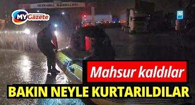 Antalya'da sağanak yağmurda mahsur kalan vatandaşlar botlarla kurtarıldı