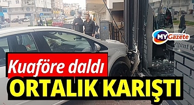 Otomobil kuaför dükkanına daldı: Çalışanlar kaçtı, müşteri fotoğraf çekti