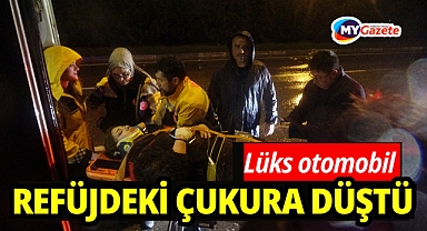 Lüks otomobil refüjdeki çukura düştü:3 yaralı