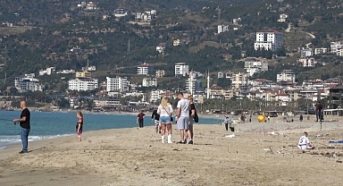 Alanya'da şubat ortasında deniz keyfi
