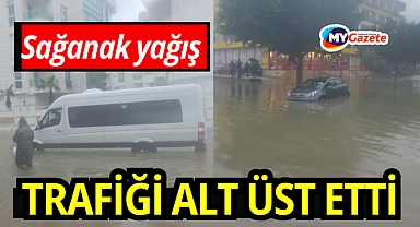 Antalya'da sağanak etkili oldu,araçlar yollarda ilerlemekte zorlandı