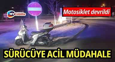 Devrilen motosikletin sürücüsü ambulansta tedavi edildi