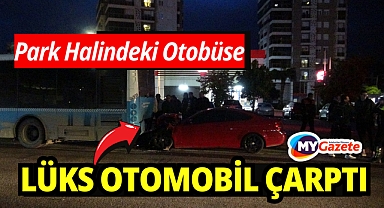 Lüks otomobil park halindeki otobüse çarptı