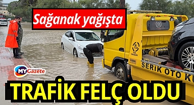 Serik'te sağanak etkili oldu: Araçlar zor anlar yaşadı