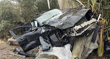 Alanya'da lüks otomobil seraya daldı, yaralılar var