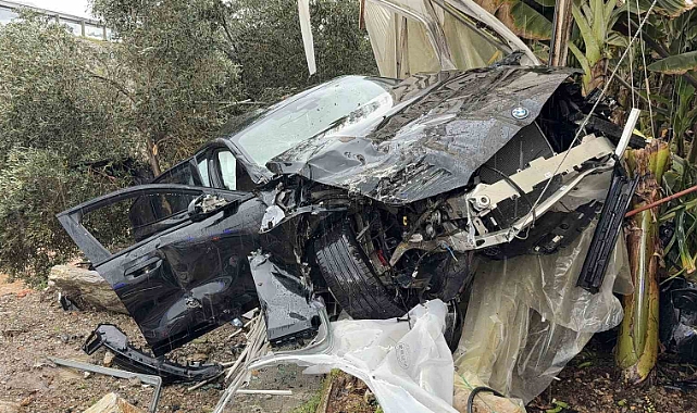 Alanya'da lüks otomobil seraya daldı, yaralılar var