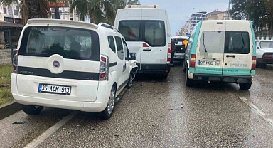 Antalya’da 4 araçlı zincirleme kaza!