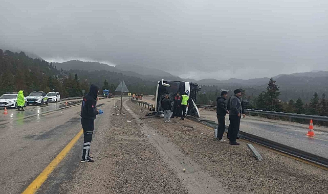 Antalya Konya yolunda yolcu otobüsü devrildi çok sayıda yaralı var.