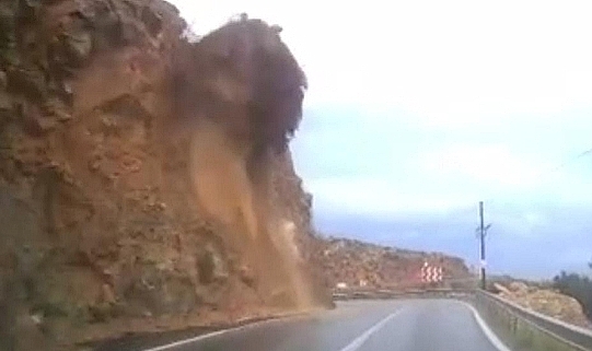 Antalya-Mersin yolundaki heyelan  korkulu anlar yarattı