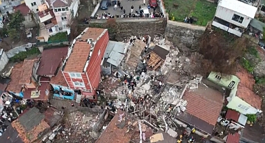 Bitişik halde bulunan 2 gecekondu çöktü, arama kurtarma devam ediyor.