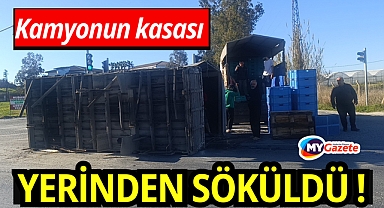 Muz yüklü kamyonun kasası yola savruldu