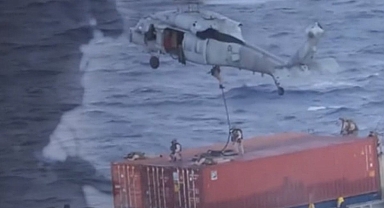 ABD askerleri gemiye çıkarma yaptı! Umman Denizi’nde hareketli anlar