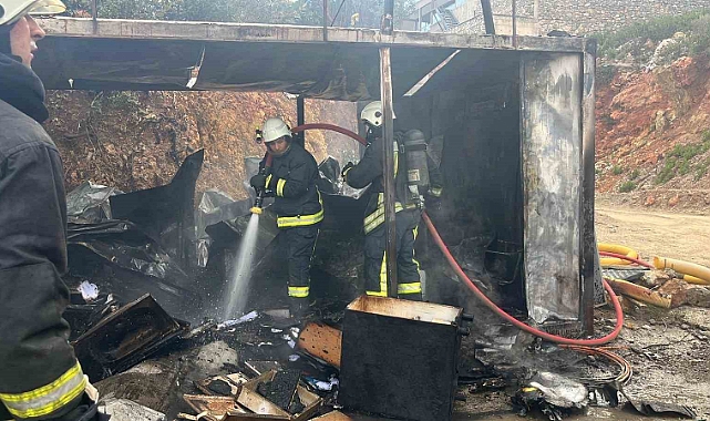 Alanya'da işçi konteynerinde yangın: Facianın eşiğinden dönüldü
