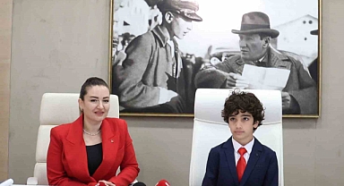 Antalya Büyükşehir Belediyesi’nde 23 Nisan temsili devir teslim: Koltuk Çocuk Başkan’a devredildi