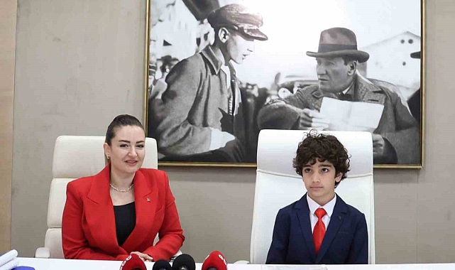 Antalya Büyükşehir Belediyesi’nde 23 Nisan temsili devir teslim: Koltuk Çocuk Başkan’a devredildi