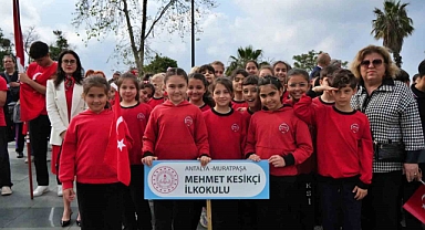 Antalya’da 23 Nisan coşkusu: Çelenk töreniyle kutlamalar başladı