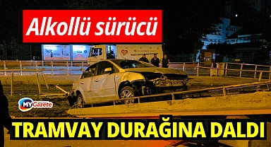 Antalya'da alkollü sürücü tramvay durağına daldı