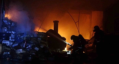 Antalya’da sanayi sitesinde korkutan yangın: 5 araç küle döndü