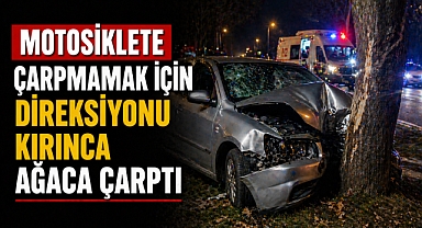 Antalya’da yaya geçidi kaçışı kazayla bitti: Otomobil ağaca çarptı, 3 kişi yaralandı