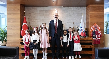 Başkan Cem Kotan makamını çocuklara devretti