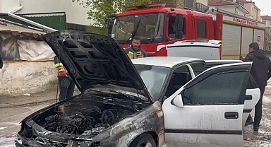 Karaman'da motor kısmından alev alan otomobil kullanılamaz hale geldi