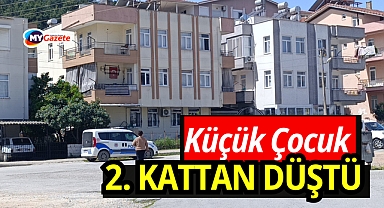 Küçük çocuk ikinci kattan düştü, neyse ki kırıklarla atlattı