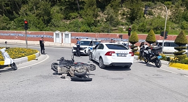 Manavgat'ta kavşakta kaza: Motosiklet ile otomobil çarpıştı, 2 yaralı