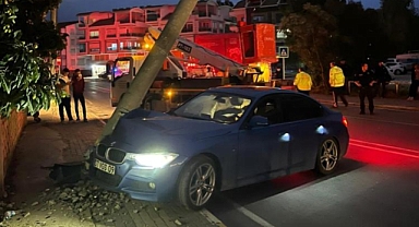 Manavgat'ta kontrolden çıkan araç direğe çarptı: Sürücü yaralandı