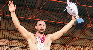 Sırtı yere gelmez baş pehlivan Ali Gürbüz Antalya Kepez Belediyesine transfer oldu