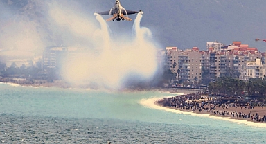 SOLOTÜRK Antalya’da nefes kesti! Binlerce kişi nefes kesti