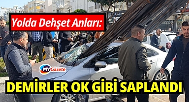 Trafikte ölümle burun buruna: İnşaat demirleri araca saplandı
