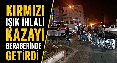 Antalya Konyaaltı'nda kavşakta korkutan çarpışma! Üç tekerlekli motosiklet devrildi