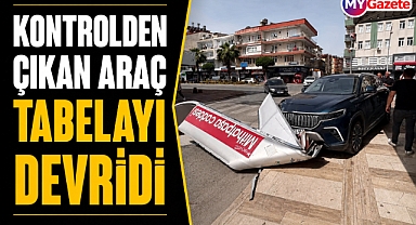 Antalya Manavgat'ta direksiyon hakimiyetini kaybetti, tabelaya çarptı