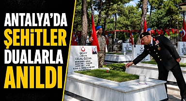 Antalya’da duygulandıran tören! Şehitler kabirleri başında anıldı